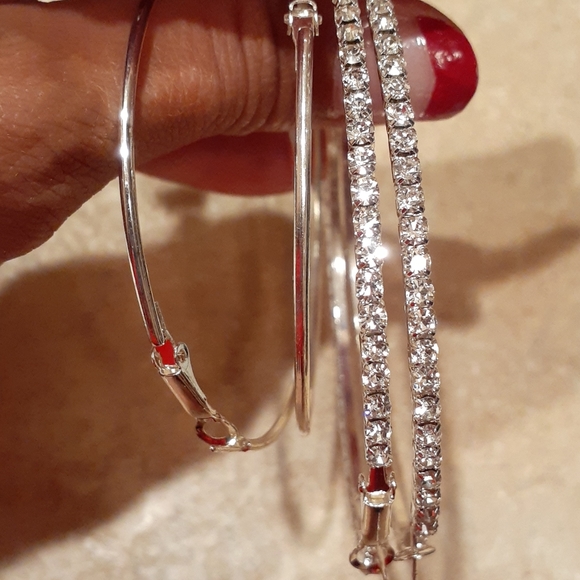 2 pair of hoop earings - Picture 3 of 4